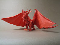 Origami de Dragão feito com papel vermelho